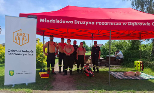 namiot z uczestnikami treningu z pierwszej pomocy